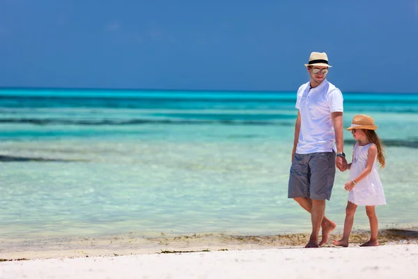 Vader en dochter op strand — Stockfoto