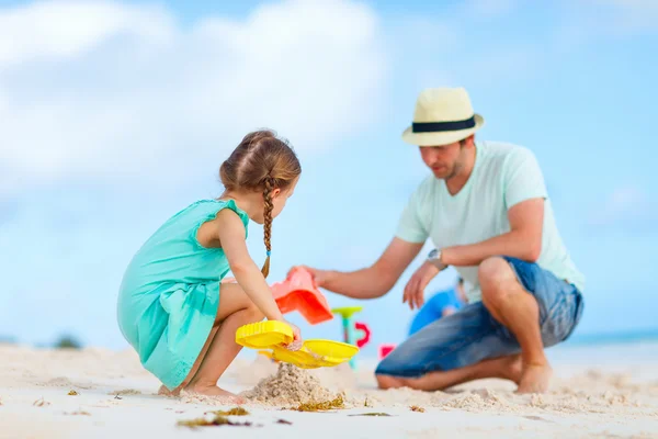 Vader en dochter op strand — Stockfoto