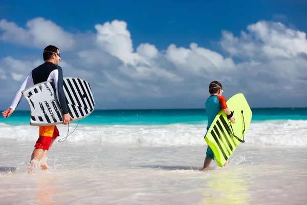 Famiglia spiaggia divertimento — Foto Stock