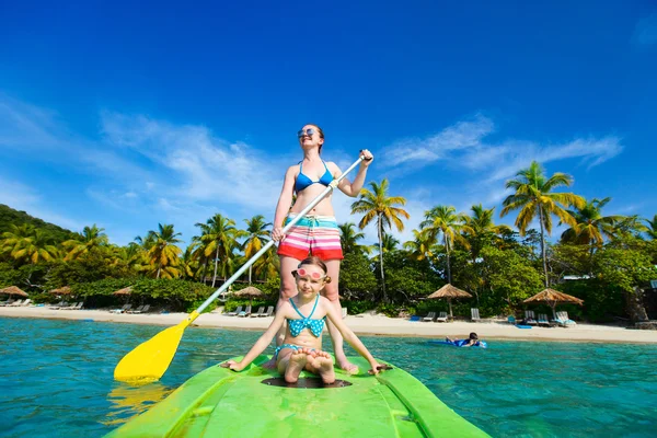 Moeder en dochter peddelen — Stockfoto