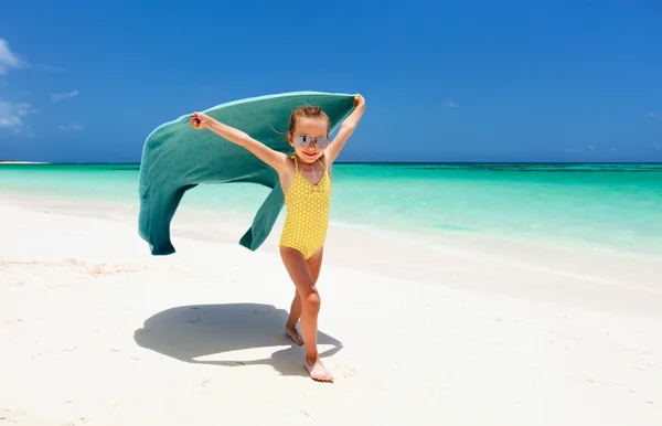 Cute little girl having fun on beach vacation — Stock Photo, Image