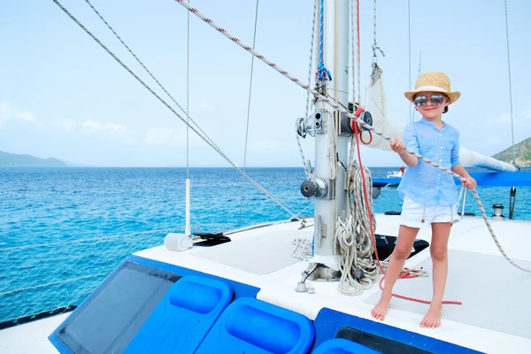 Little girl at luxury yacht — Stock Photo, Image