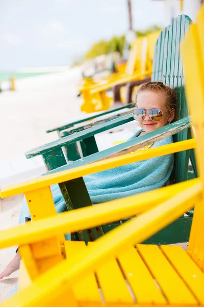 Menina relaxante em cadeira colorida na praia — Fotografia de Stock