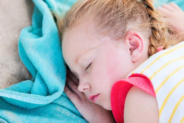 Bedårande liten flicka på stranden sleeping — Stockfoto