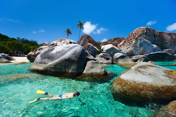 Kvinna snorkling på tropiska vatten — Stockfoto