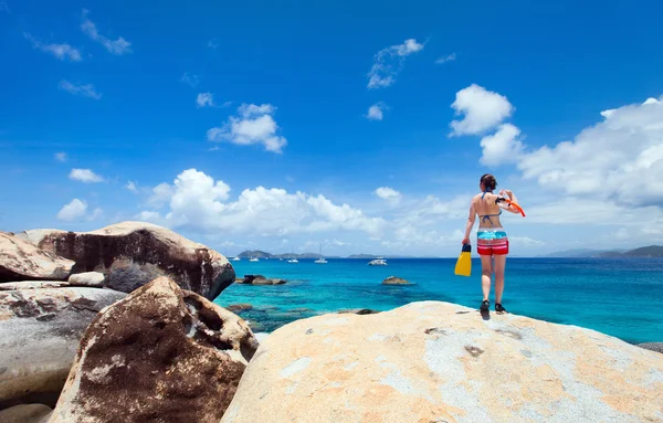 Mulher com equipamento de snorkeling na praia tropical — Fotografia de Stock