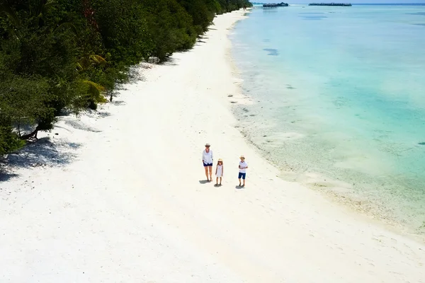 Мать и дети на тропическом пляже — стоковое фото