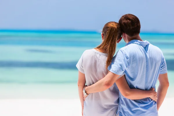 Casal na praia tropical — Fotografia de Stock