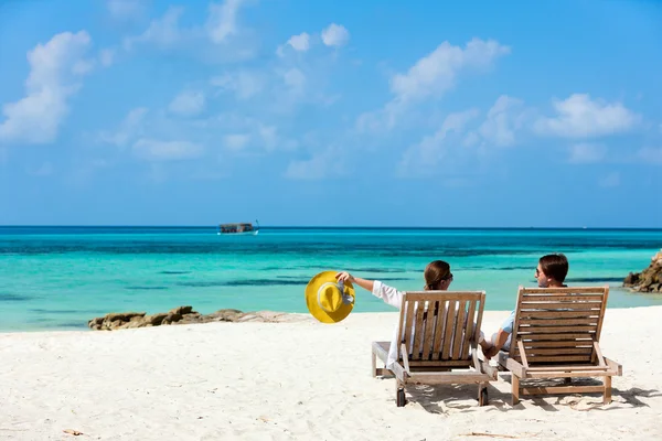 Casal na praia tropical — Fotografia de Stock