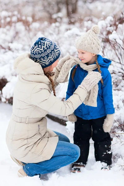 Mãe e filha ao ar livre no inverno — Fotografia de Stock