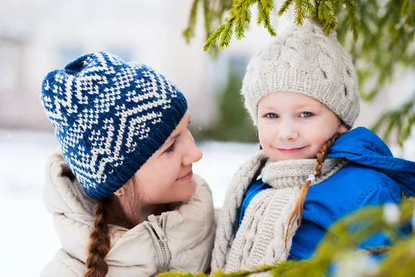Mor och dotter utomhus på vintern — Stockfoto