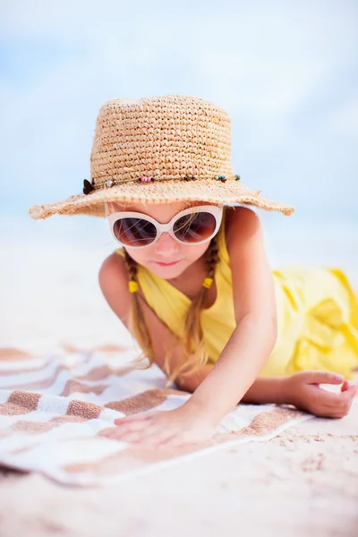 Αξιολάτρευτο μικρό κορίτσι στην παραλία — Φωτογραφία Αρχείου