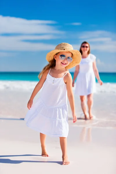 Mother and daughter at beach — Stock Photo, Image