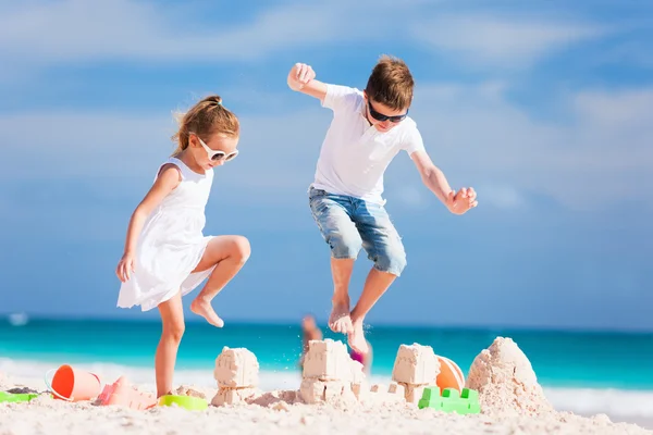 Deux enfants écrasant le château de sable — Photo