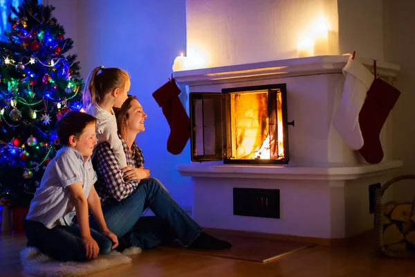 Keluarga di rumah pada malam Natal — Stok Foto
