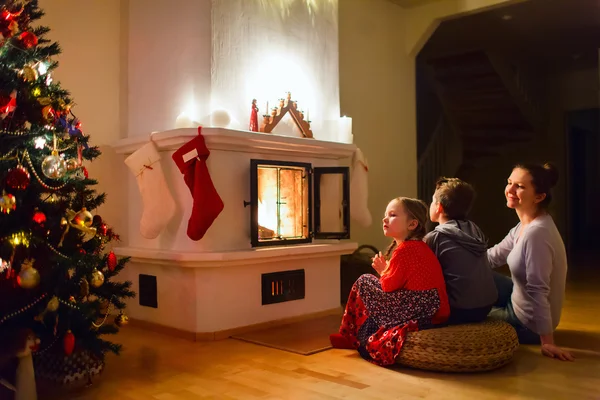 Familie zu Hause an Heiligabend — Stockfoto