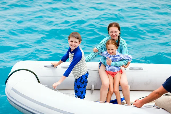 Perhe puhallettavassa veneessä — kuvapankkivalokuva