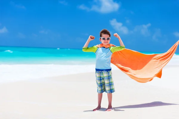 Mignon petit garçon à la plage — Photo