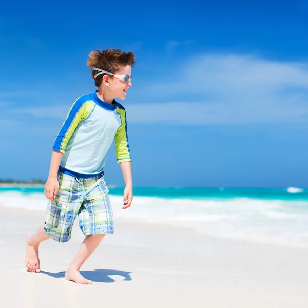 Mignon petit garçon à la plage — Photo