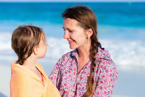 母亲和女儿在海滩 — 图库照片