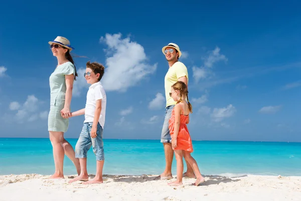 Familia en unas vacaciones de playa tropical —  Fotos de Stock