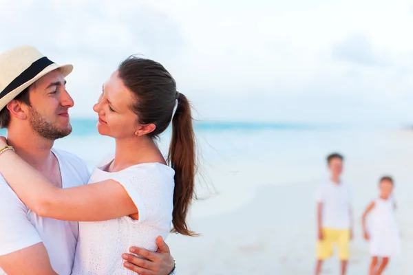 Familia en unas vacaciones de playa tropical — Foto de Stock