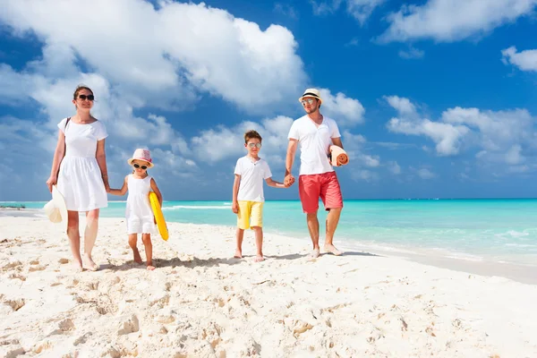 Famille en vacances à la plage tropicale — Photo