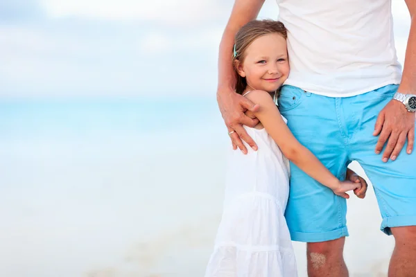 Pai e filha na praia — Fotografia de Stock