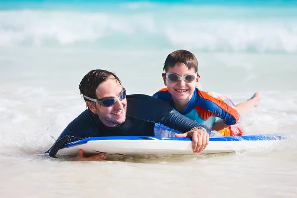 Pai e filho surfando — Fotografia de Stock