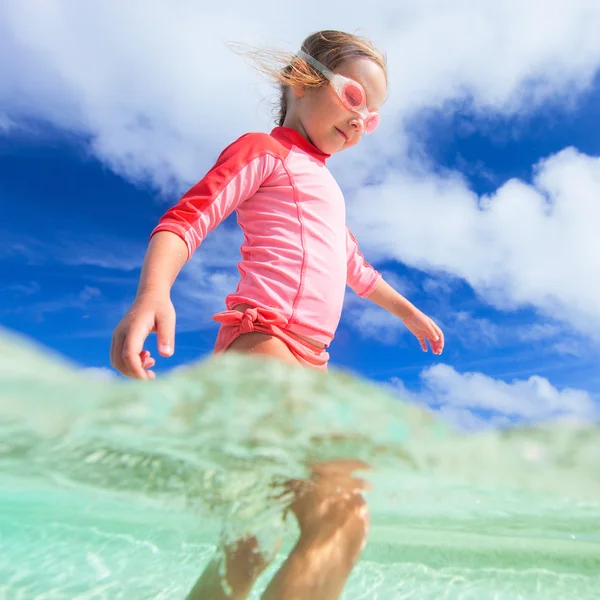 Schattig klein meisje op vakantie — Stockfoto