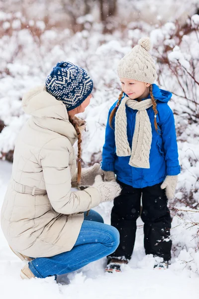 Moeder en dochter buitenshuis op winter — Stockfoto