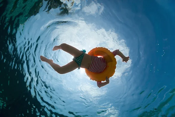 Menina na piscina — Fotografia de Stock