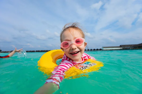 Kleines Mädchen schwimmt — Stockfoto