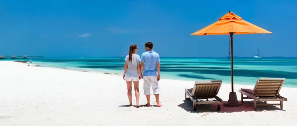 Pareja en playa tropical — Foto de Stock