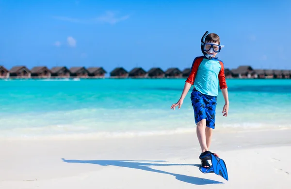 Schattige jongen op strand — Stockfoto