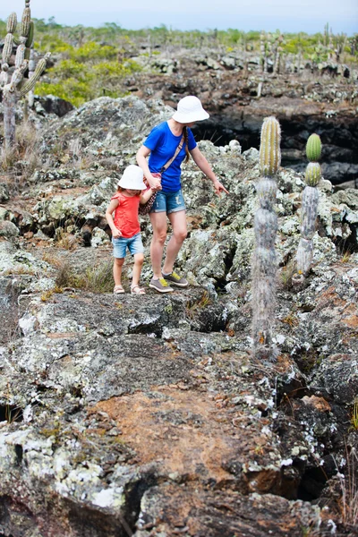 Anne ve kızı galapagos Adaları'nda hiking — Stok fotoğraf