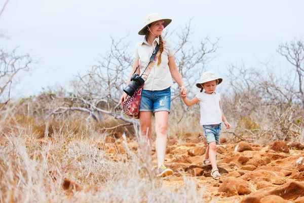 Anne ve kızı doğal arazi hiking — Stok fotoğraf