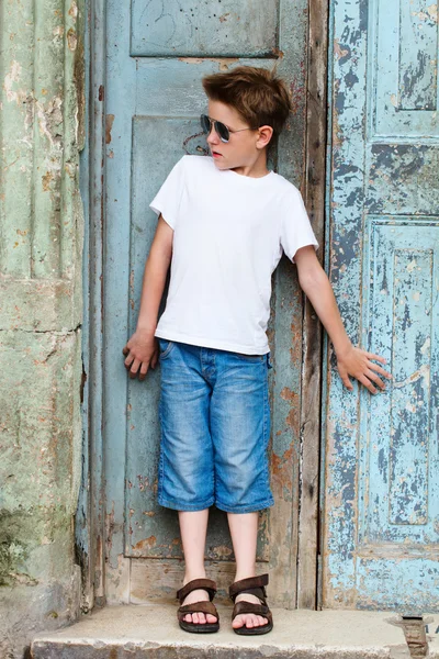 Utomhus pojke porträtt — Stockfoto
