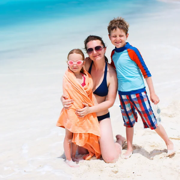 Madre e hijos en la playa —  Fotos de Stock