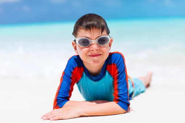Söt pojke på stranden — Stockfoto
