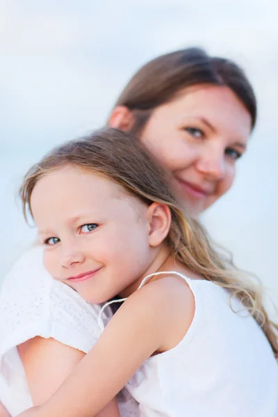 Porträt von Mutter und Tochter — Stockfoto