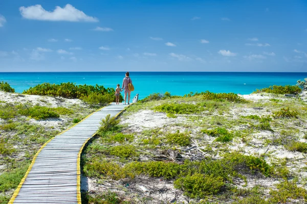 Moeder en dochter lopen naar het strand — Stockfoto