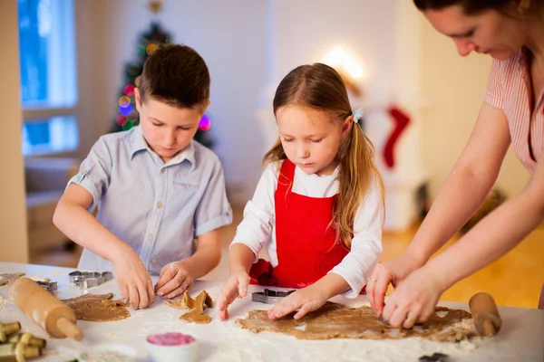 Family baking Christmas cookies — Stock Photo, Image