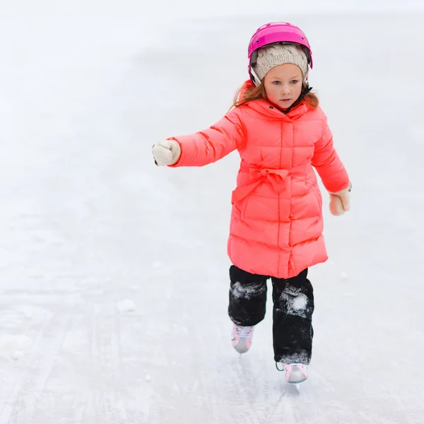 Petite fille en plein air en hiver — Photo