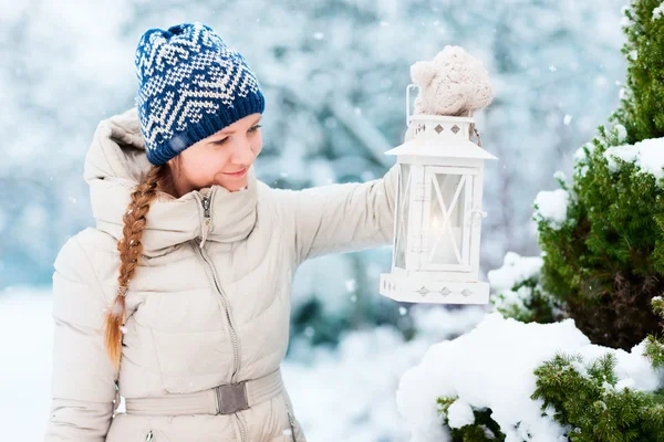 Jonge vrouw met Kerst lantaarn — Stockfoto