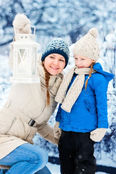Мати і дочка з різдвяним ліхтарем — стокове фото