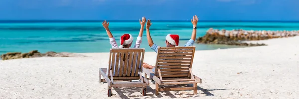 Couple at tropical beach — Stock Photo, Image