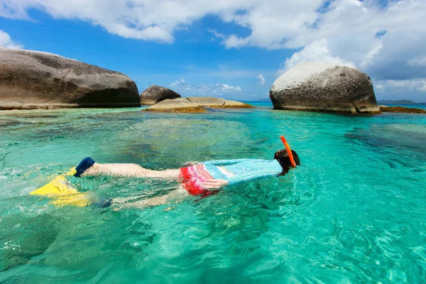 Vrouw snorkelen in tropische water — Stockfoto