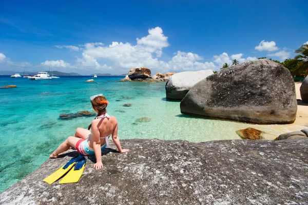 Nő, trópusi strandon snorkeling felszerelés — Stock Fotó