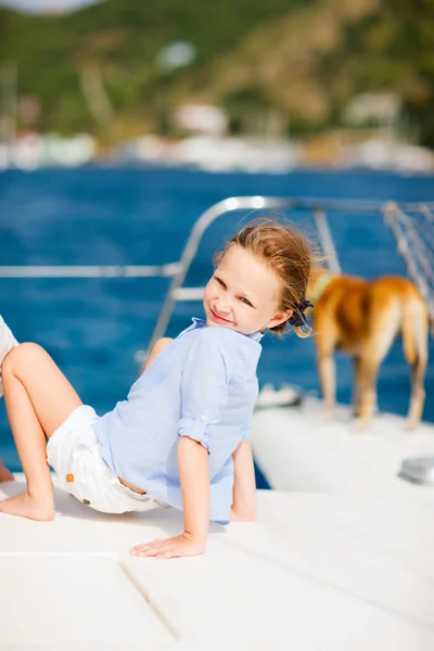 Kleines Mädchen auf Luxusjacht mit Hund — Stockfoto